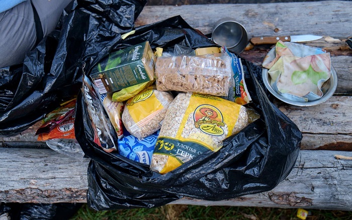 В пакетах можно не только продукты для похода хранить. /Фото: turisticum.ru