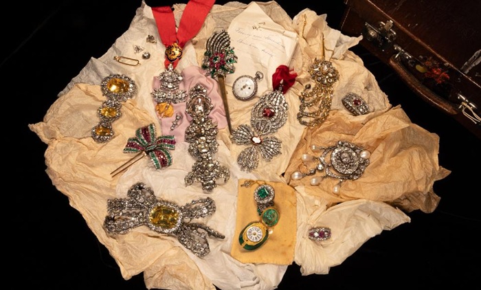 Полный набор драгоценностей Габсбургов, которые хранились в ячейке банка в Квебеке, Канада.