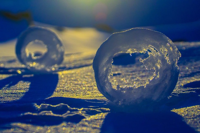 Природа скатывает снег в пончики. /Фото: reddit.com Природа скатывает снег в пончики. /Фото: reddit.com