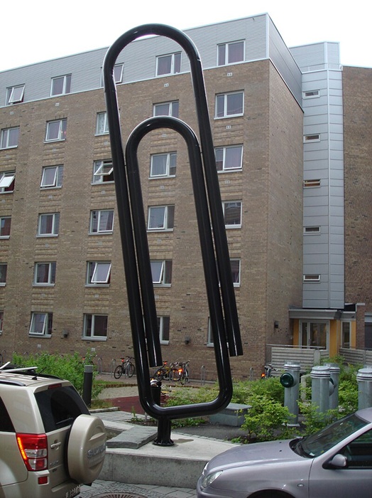 Памятник в виде скрепки в Норвегии, установленный в 1990 году, современный вид.