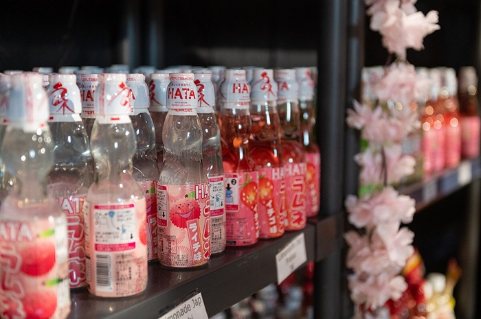 Рамунэ - японский культовый лимонад, и стеклянный шарик в бутылке стал частью этого культа.