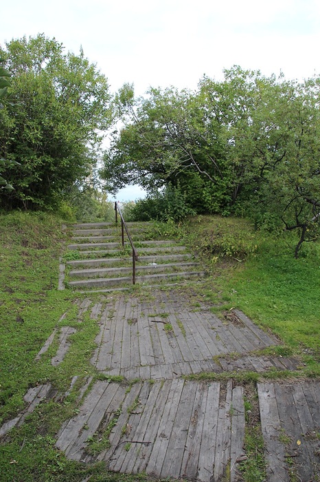 В советскую эпоху деревянные дороги тоже строили, как, например, в Мурманске.