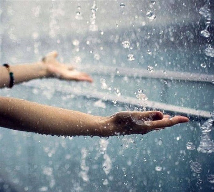 Дождевая вода сегодня - точно не полезная. /Фото: legkovmeste.ru