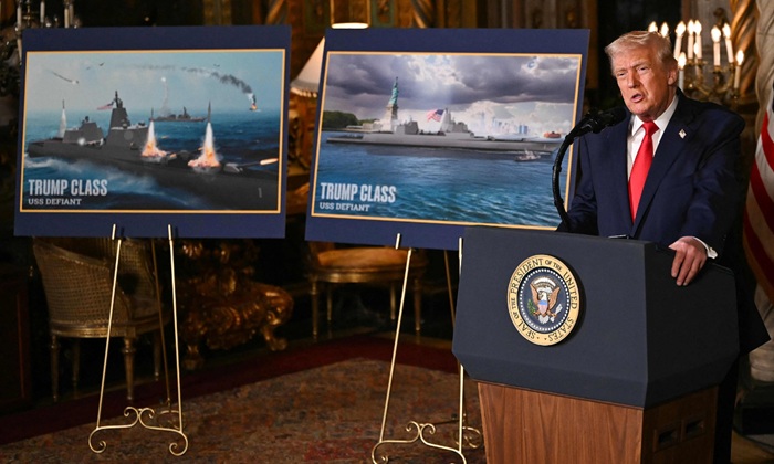 Дональд Трамп на презентации проекта линкора USS Defiant. /Фото: globaltimes.cn Дональд Трамп на презентации проекта линкора USS Defiant. /Фото: globaltimes.cn