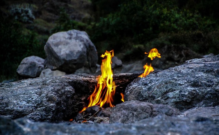 Пещера Воды и Пламени и Горящая гора: 5 мест, где «вечный огонь» появился естественным путём 