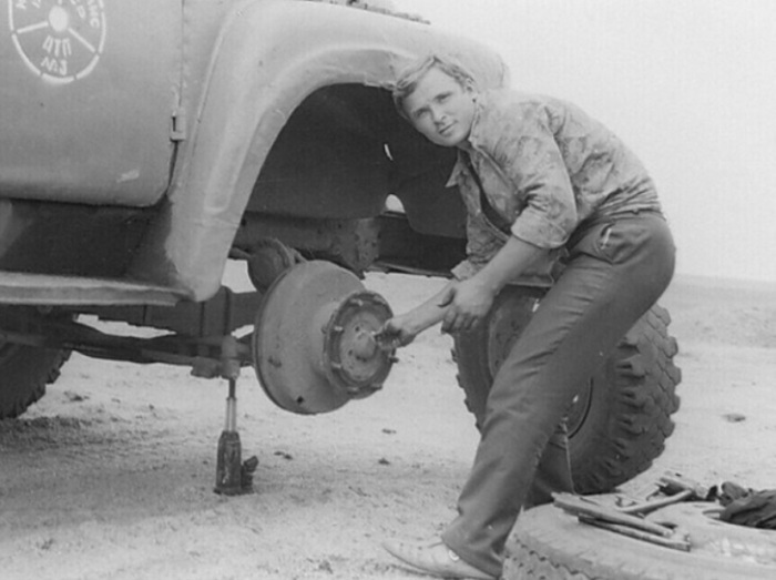 Советский шофёр был высококвалифицированным специалистом по обслуживанию своей машины.