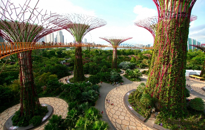 Вблизи эти сады - это синтез ландшафтного дизайна и футуристических каркасов. /Фото: planetofhotels.com