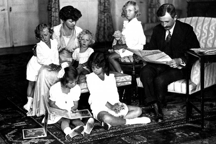 Последний император Австрии Карл І и императрица Цита с детьми.