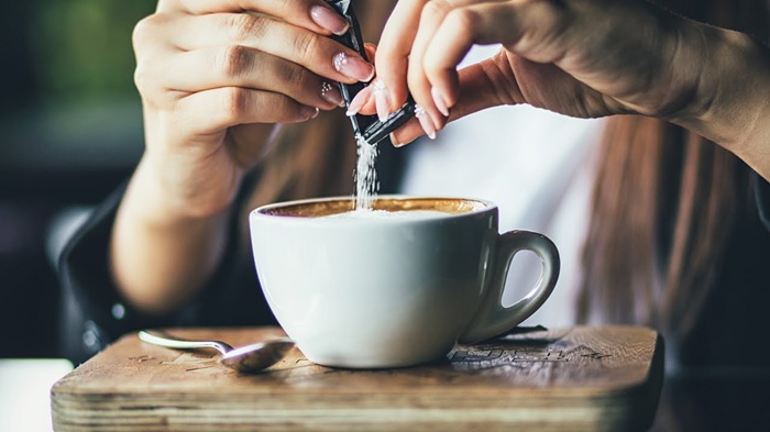 Пакетик с сахаром открывается одним движением, но не все это знают. Пакетик с сахаром открывается одним движением, но не все это знают.