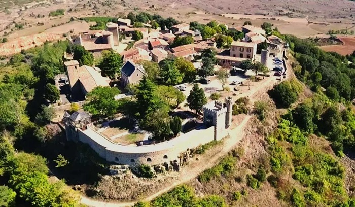 Деревушка, в которой священник поставил памятник дьяволу. /Фото: french-waterways.com