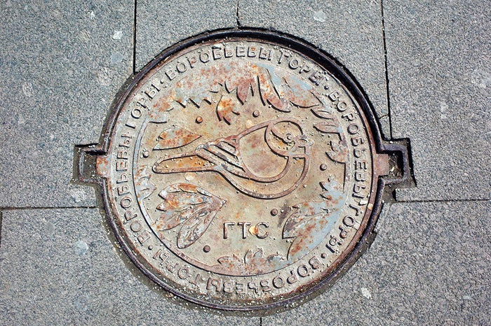 Люк с обозначением ГТС, или городская телефонная сеть.