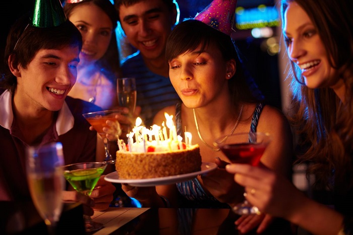 Сопроводить торт на день рождения песенкой получится не везде. /Фото: vox.com
