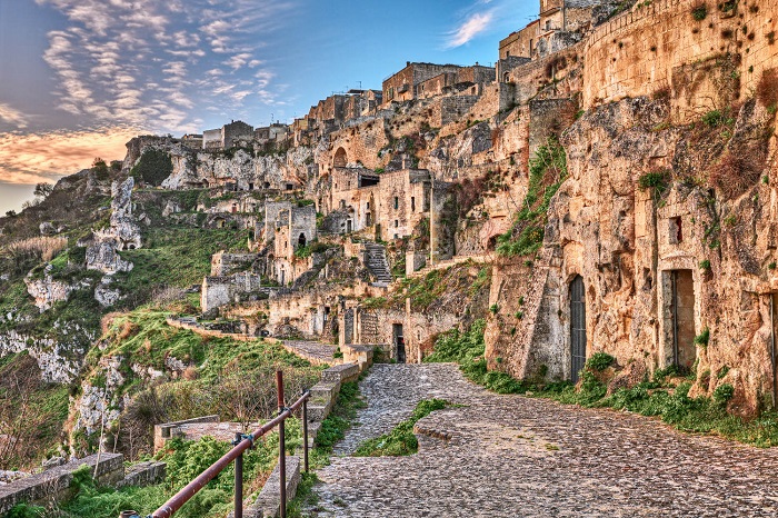 Итальянский город, вырезанный в скале. /Фото: latuaitalia.ru