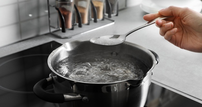 Не всё так просто с закипанием подсоленной воды.
