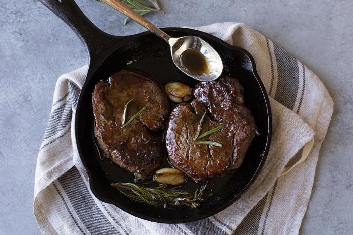 Сок в стейке невозможно запечатать, но можно просто правильно приготовить мясо - тогда оно останется сочным.