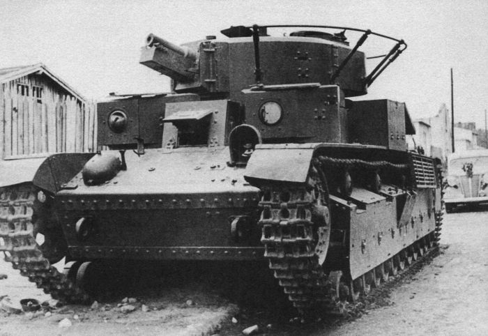 Танк Т-28 брошенный в июле 1941 года из-за технической неисправности. /Фото: waralbum.ru