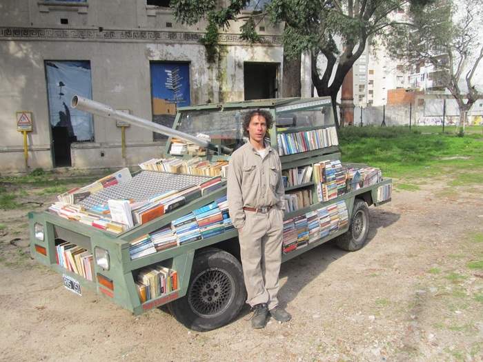 Передвижная библиотека в форме танка - занятный проект экстравагантного художника. /Фото: reddit.com