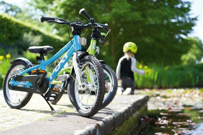 Кому-то пришло в голову продавать на АЗС детский велосипед.