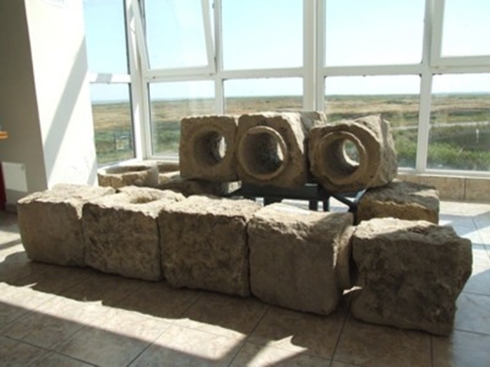 Сохранившиеся фрагменты глиняного водопровода индской цивилизации. Сохранившиеся фрагменты глиняного водопровода индской цивилизации.