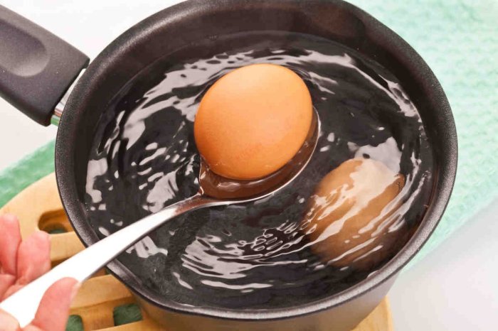 Варить яйца с уксусом проще. /Фото: cookingfood.com.ua