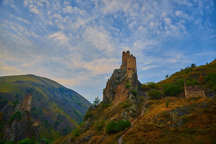 Впечатляющая крепость в ущелье. /Фото: mdregion.ru
