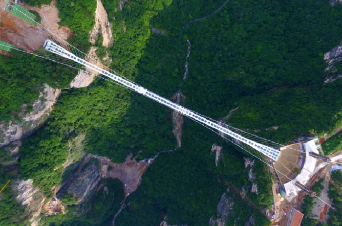 Самый длинный стеклянный мост в мире. /Фото: businessman.ua