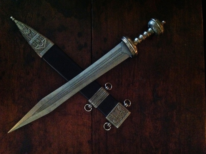 Чтобы меч было удобно извлечь, опора должна быть на рукояти с другой стороны / Фото: Pinterest