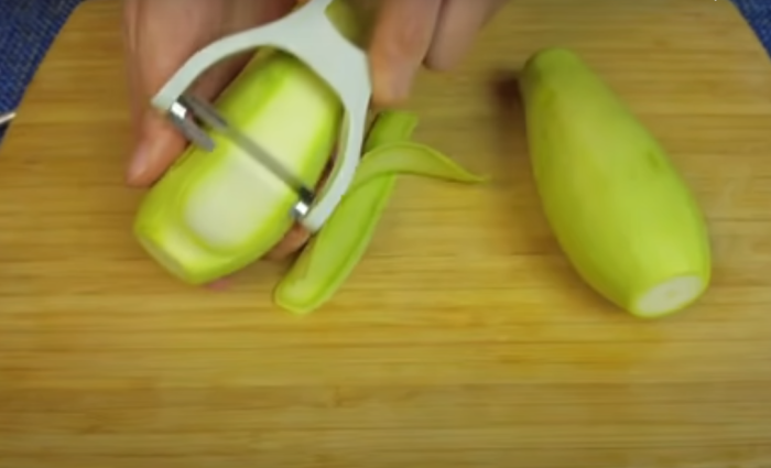 Классической овощерезкой нарезаем кабачки слайсами одинаковой толщины / Фото: YouTube