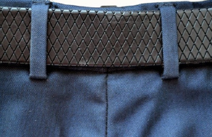 Некоторые брюки выпускаются с традиционными петлями на поясе, в которые вставляется ремень, а другие оснащены петлями по бокам, чтобы регулировать размер брюк на талии / Фото: tkaner.com