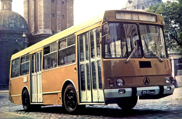 Как только ЛАЗ сделали городским общественным транспортом, он тут же стал желтым / Фото: yandex.com