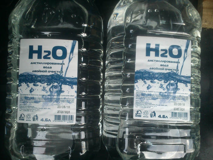 Для приготовления водки в домашних условиях рекомендуется брать дистиллированную воду / Фото: drive2.ru