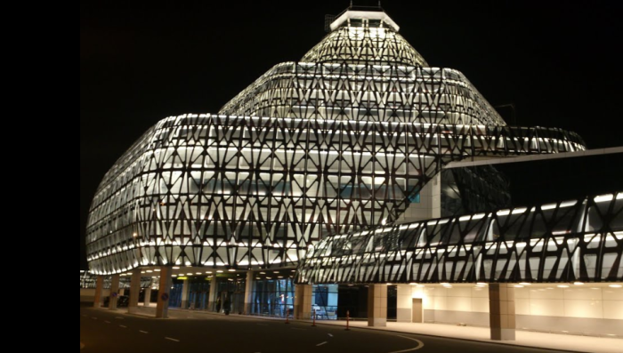 В ночное время здание терминала смотрится очень эффектно / Фото: twitter.com