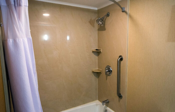Это у нас душ можно взять в руки и пользоваться им так, как душе угодно, а в Америке лейка крепится к стене / Фото: build-experts.ru