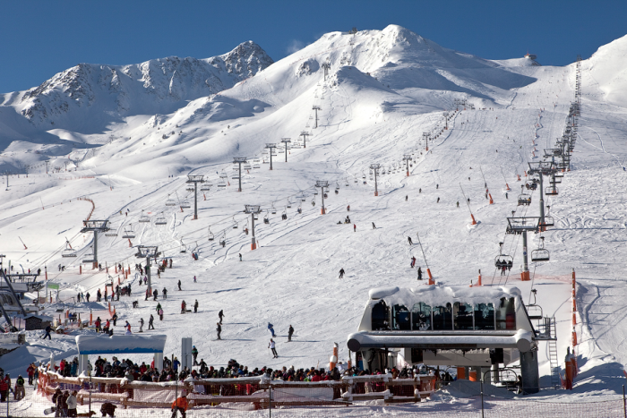 Горно-лыжные курорты Андорры популярны во всем мире / Фото: hotelcomapedrosa.com