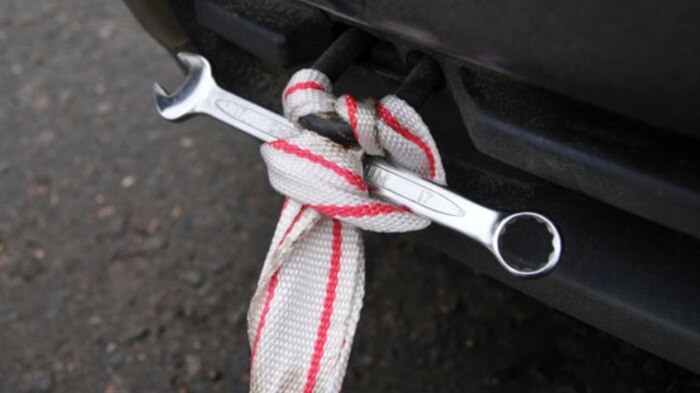 Некоторые водители для буксировки просто используют веревку с завязанными узлами / Фото: YouTube