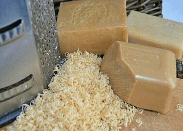Хозяйственное мыло натирается на терке / Фото: ok.ru