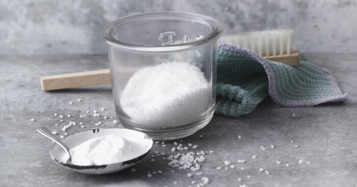 Необходимо взять соль и соду в равных пропорциях и смешать / Фото: goodhouse.ru