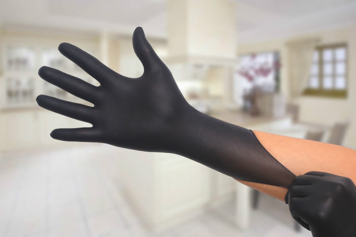 Перед тем, как приступить к работе, следует надеть перчатки для защиты рук / Фото: simplygadgetsoutlet.com