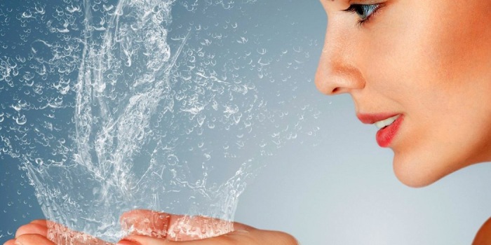 Мыть волосы следует теплой водой, а не холодной или горячей / Фото: news.myseldon.com
