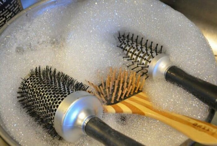 Расчески для волос необходимо регулярно очищать, замачивая в теплой воде с добавлением шампуня / Фото: yandex.ru