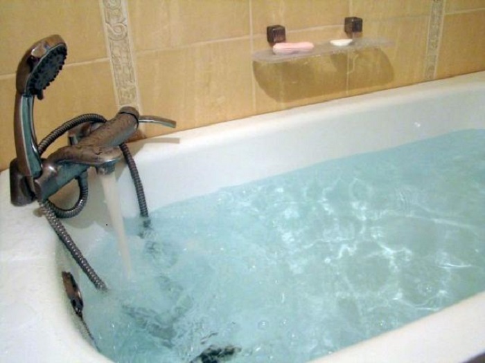 При наборе воды в стальную ванну издается сильный шум / Фото: 1news.zp.ua