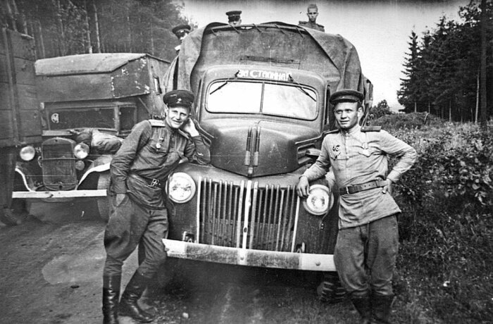 Советские солдаты масла никогда не жалели и всегда заливали его, так сказать, с запасом, немного выше отметки максимального уровня / Фото: fishki.net
