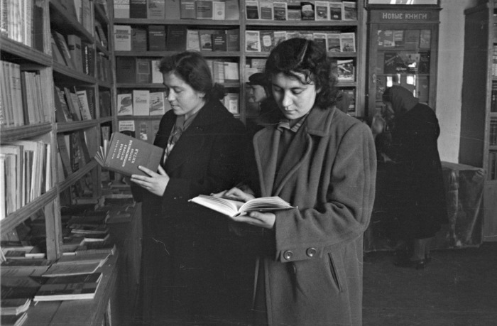 Книги в СССР тоже были дефицитным товаром / Фото: sovtime.com