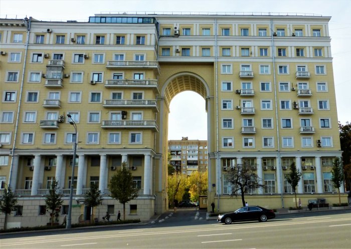 Высота арки в доме составляет примерно 7 этажей / Фото: yandex.ua