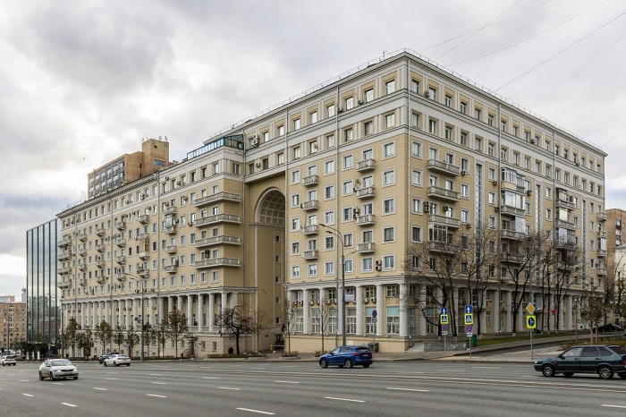 Возведение второй части здания было возобновлено только в послевоенные годы / Фото: domofoto.ru
