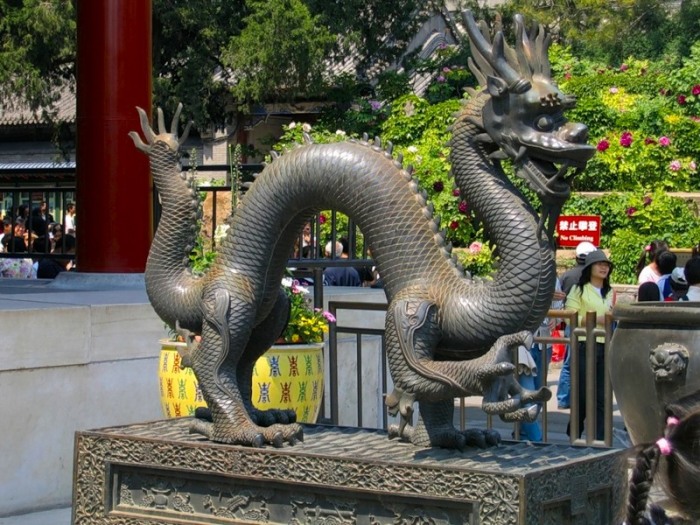 Местные жители уверены, что драконы существуют на самом деле и они периодически спускаются с гор к воде / Фото: anashina.com