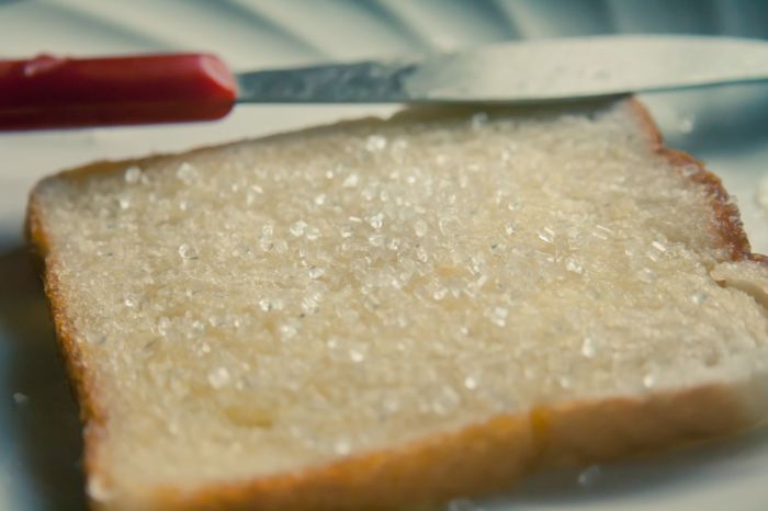 Хлеб с сахаром - лучшая альтернатива конфетам / Фото: www.stockio.com