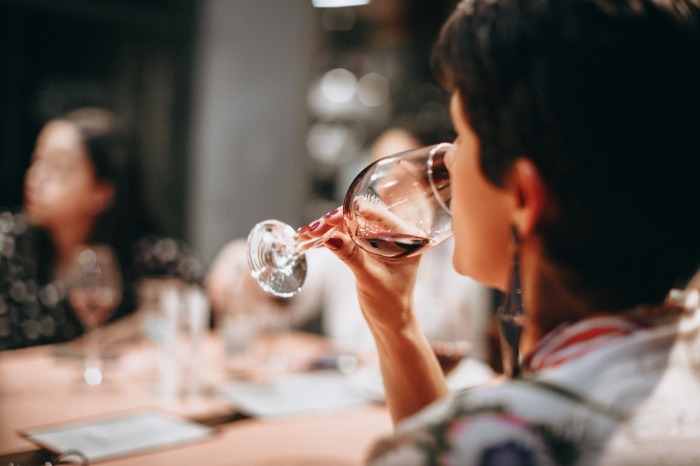 Прежде чем пригубить бокал с вином или водой во время приема пищи, необходимо вытереть губы салфеткой / Фото: pexels.com
