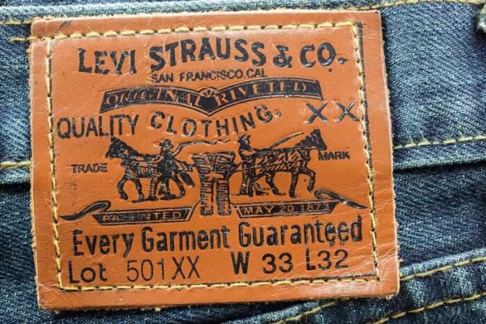 Компания Levi's стала первым производителем джинсов с кожаными нашивками на поясе / Фото: pinterest.ru