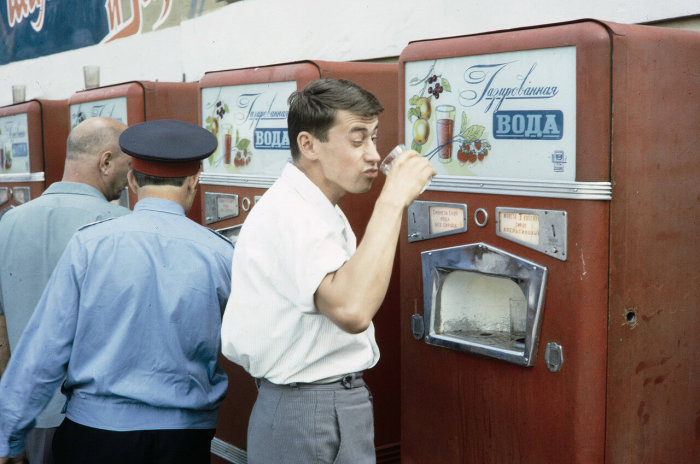 Советские автоматы по продаже газированной воды пользовались большой популярностью у детей и взрослых / Фото: humus.livejournal.com